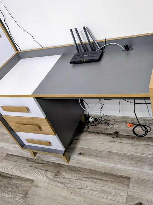 Biurko nowoczesne z szufladami – firmy Verso