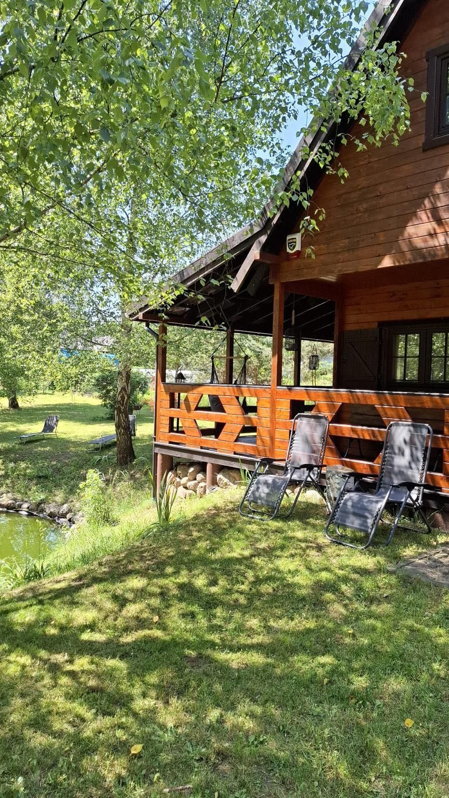 Przytulny domek letniskowy na Mazurach w lesie nad jeziorem Wałpusz