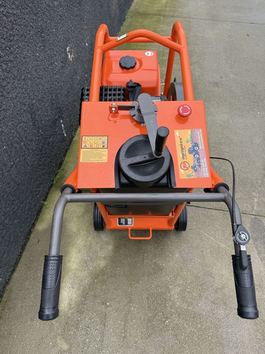 Cortador de asfalto com deposito de agua