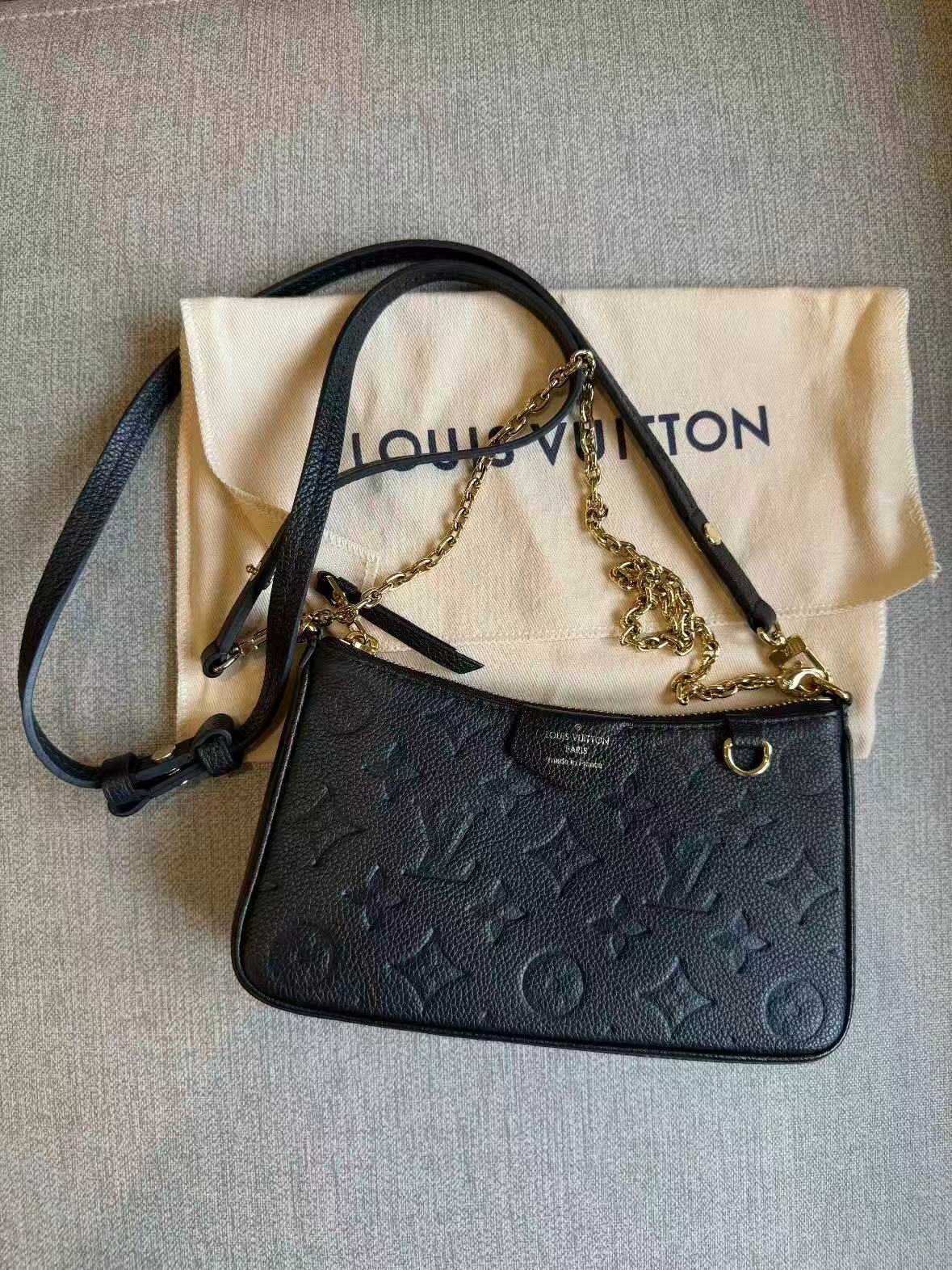 LOUIS VUITTON Easy Pouch On Strap Bolsa de Ombro em Couro Legítimo.