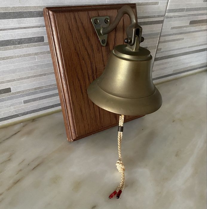 Sino de exterior de latao com base de fixação em madeira