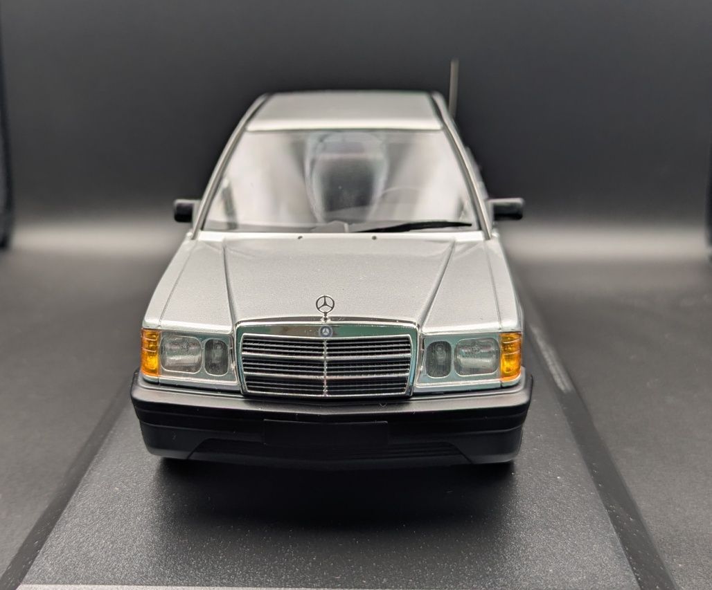 Mercedes Benz 190E Minichamps масштаб 1:18