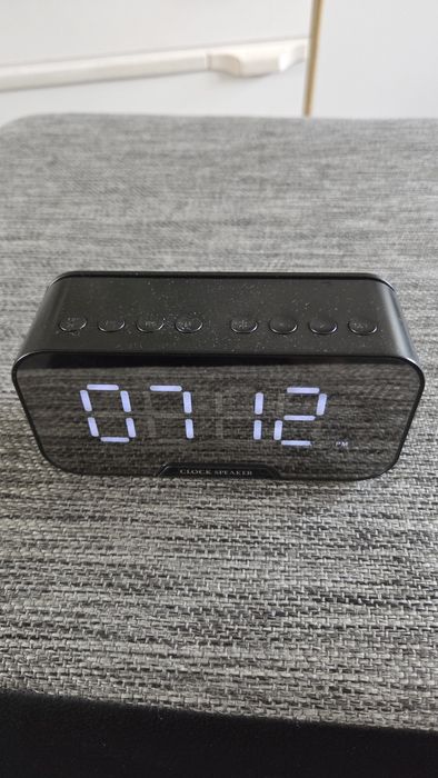 Zegarek glosnik z funkcją radia temperatury alarm