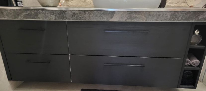 Trzy szafki IKEA w kolorze czarnym