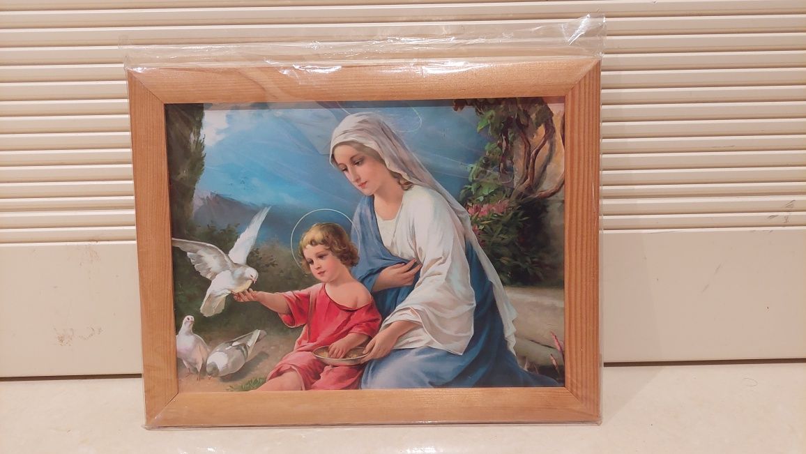 Obraz w drewnianej ramce Maria z Jezusem karmiącym gołębie