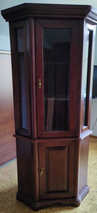 Narożny kredens drewniany