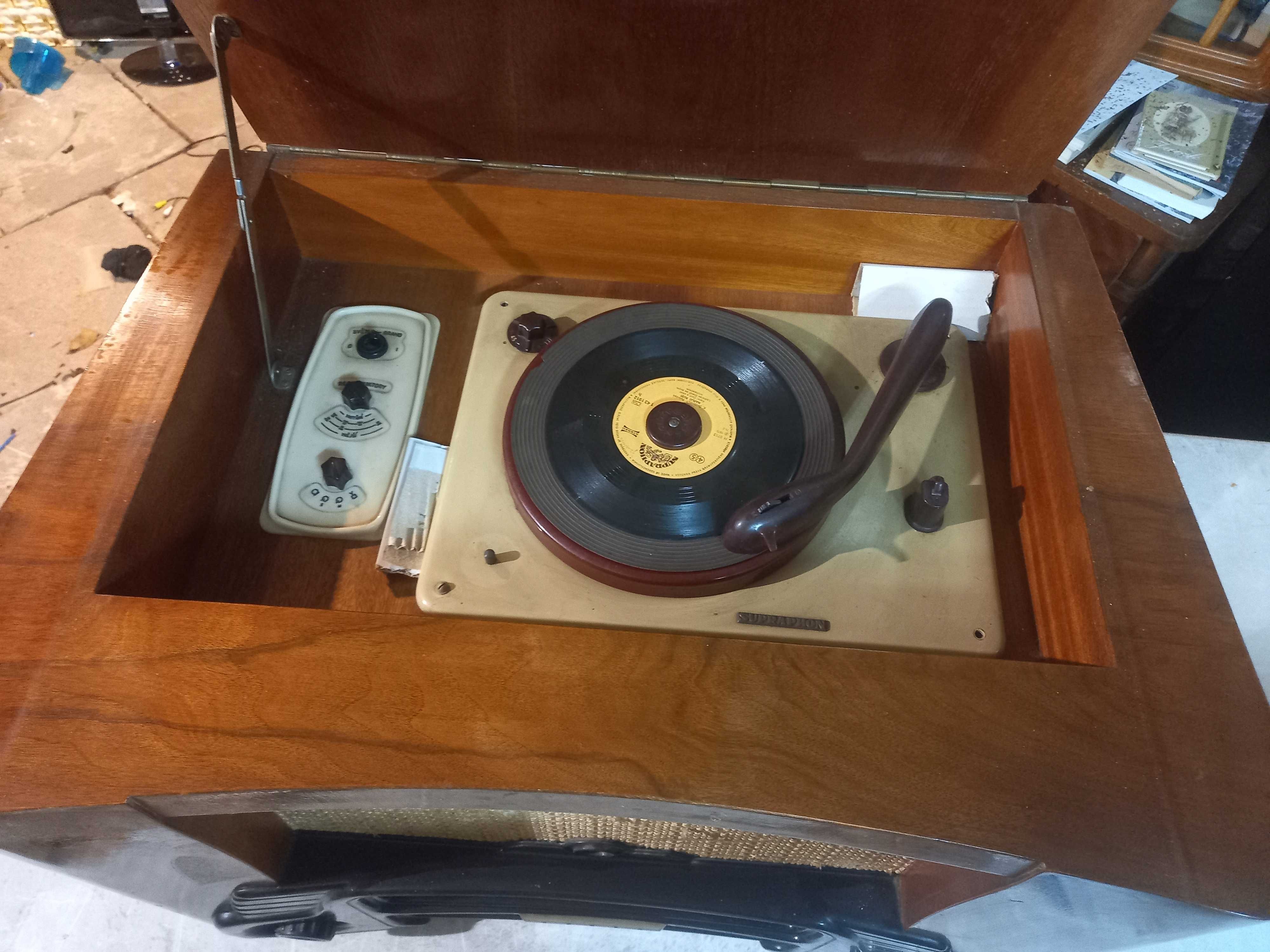 Stare radio z gramofonem TESLA  Tabor 2 model 512074