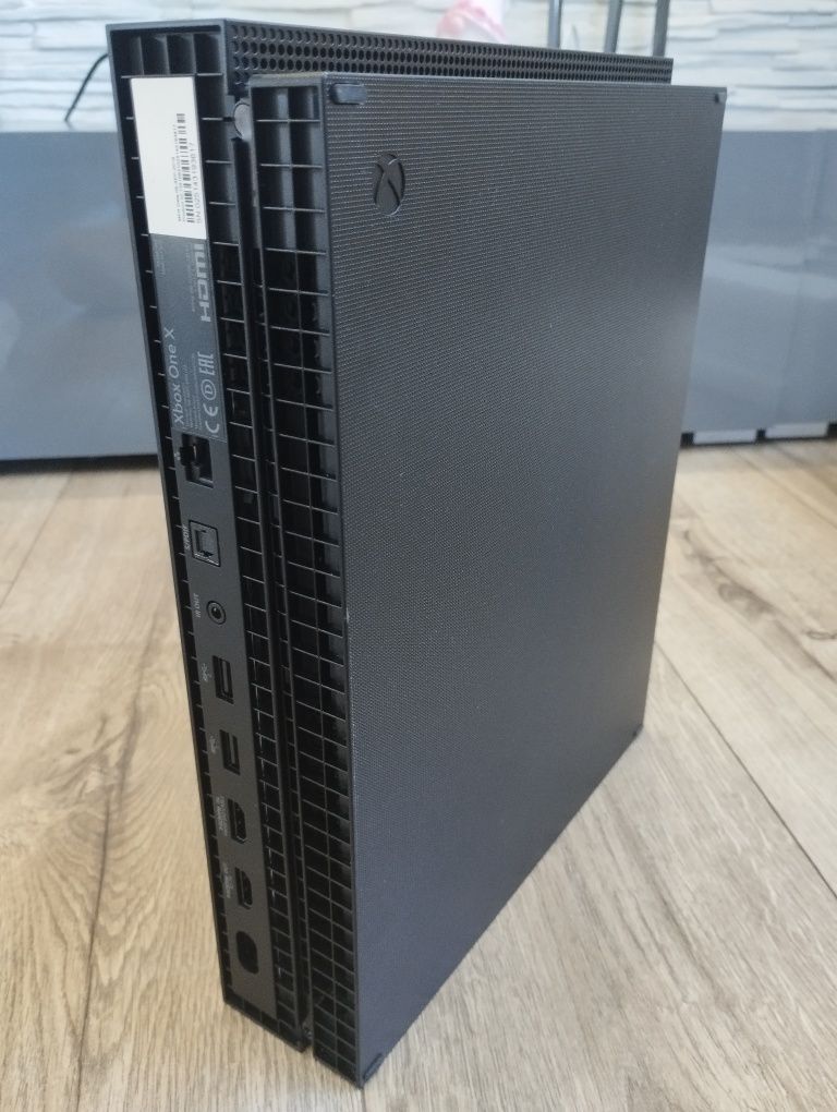 Konsola Xbox One X w zestawie.