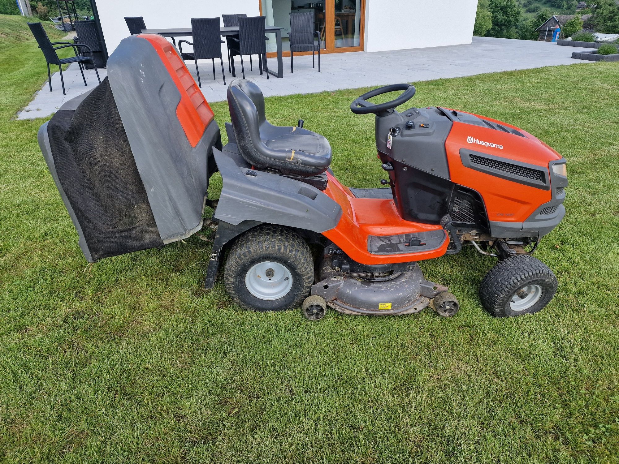 Traktorek do trawy Husqwarna Cth 184t