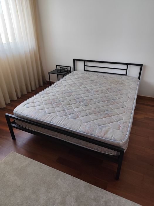 Cama de casal 140x190 cm + mesa de cabeceira
