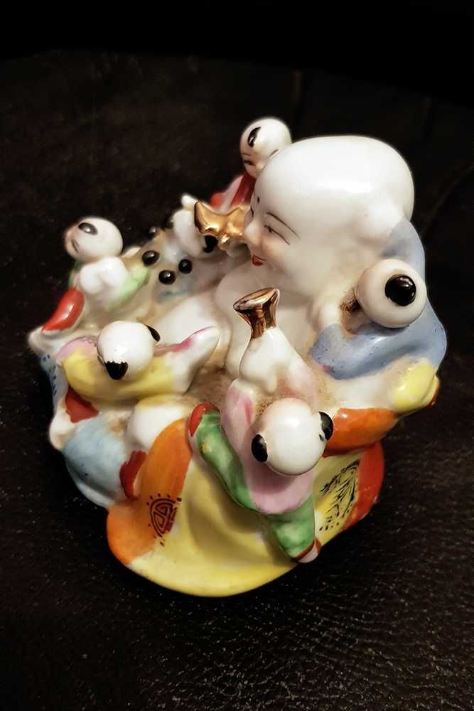 Buda sorridente com crianças em porcelana chinesa pintada à mão