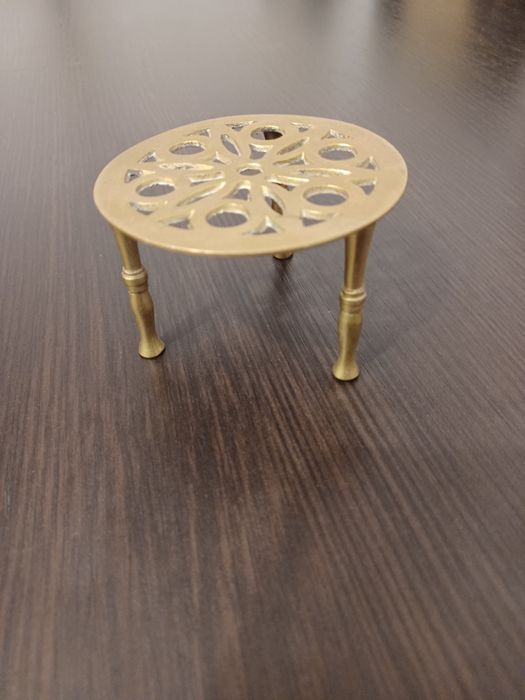 Stojak ozdobny na trójnogu mosiądz