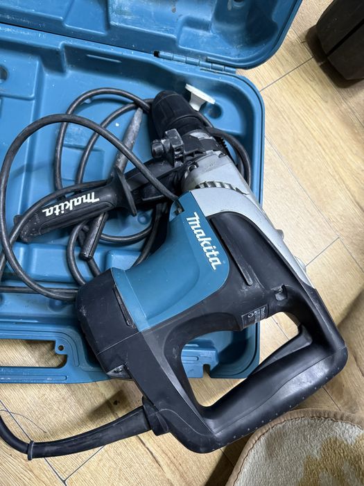 Перфоратор Makita HR4002