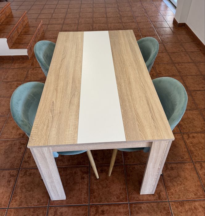Conjunto de mesa + 4 cadeiras em veludo verde – bom estado