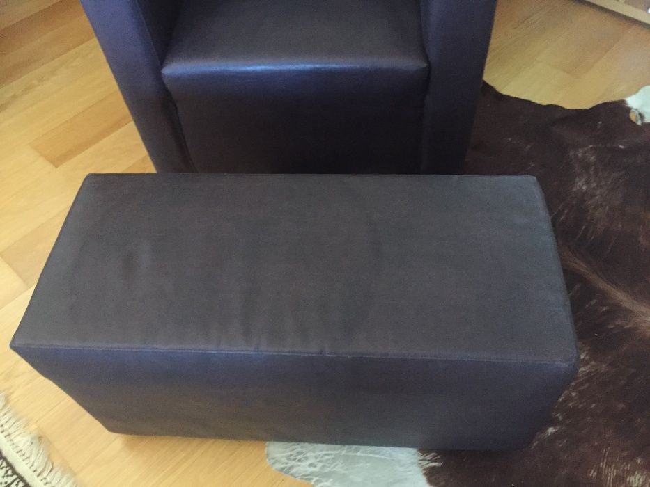 Sofas e puff castanhos em bom estado