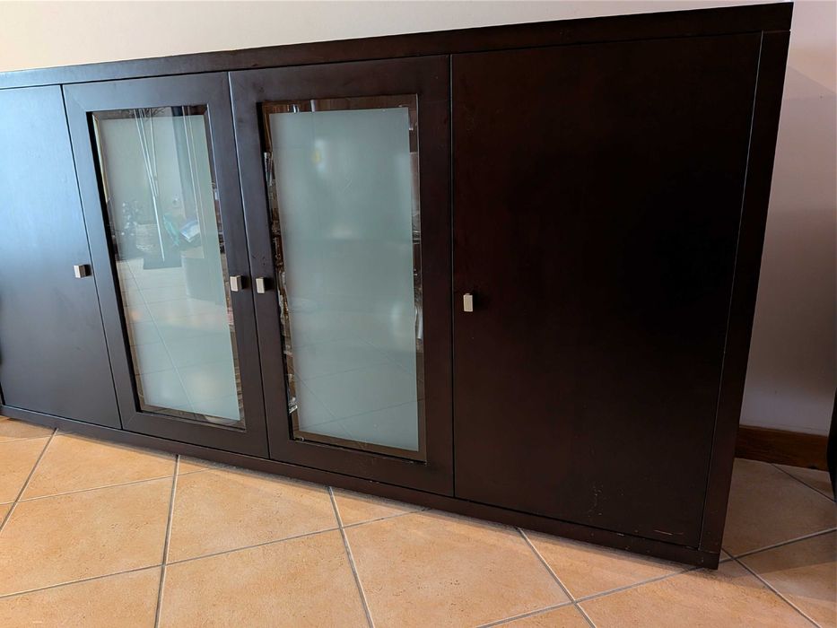 Aparador Venguê  + 2 Poltronas em preto + Cabideiro de design