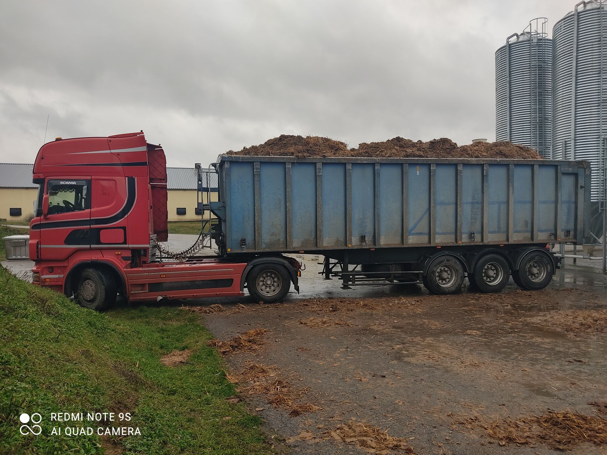 Transport materiałów sypkich patelnia wywrotka kamień żwir zboże