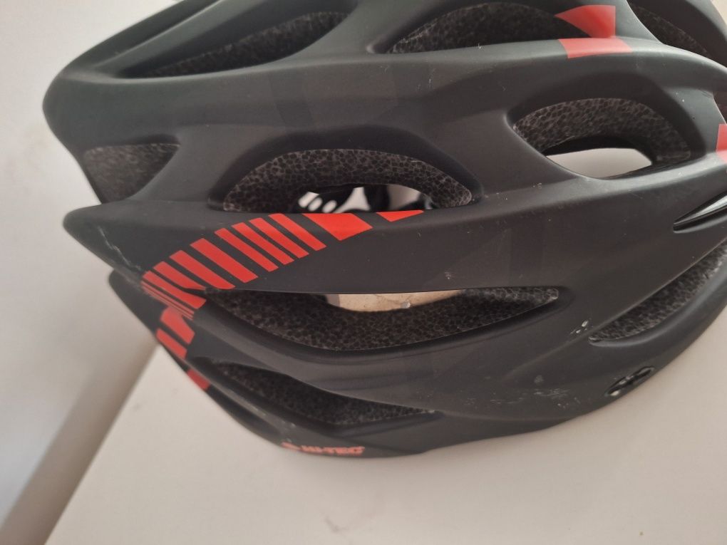 Kask rowerowy czarno-czerwony