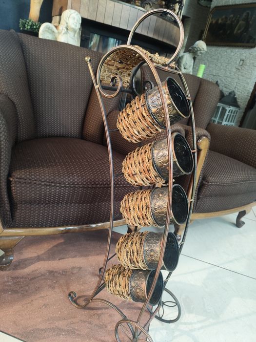 Stary metalowy stojak na wino z wiklinowymi wkładami