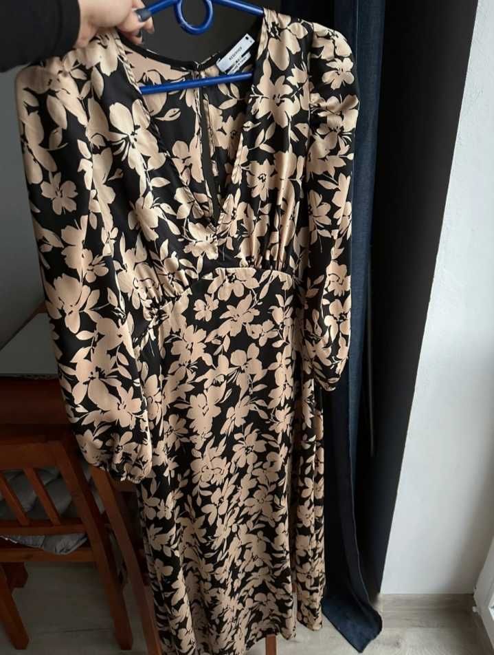 Reserved śliczna wzorzysta sukienka w kwiaty MIDI 38
