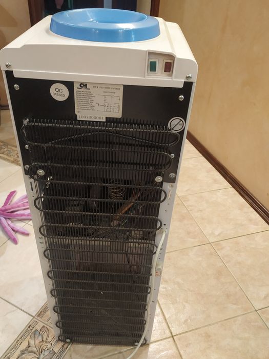 Кулер  для води працює