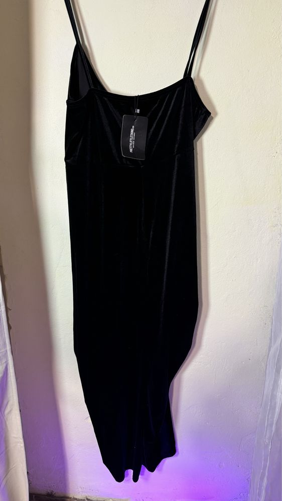 Чорна бархатна сукня