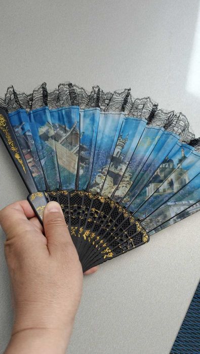 Веер с рисунком. Изготовлен из материи и пластика. Новый