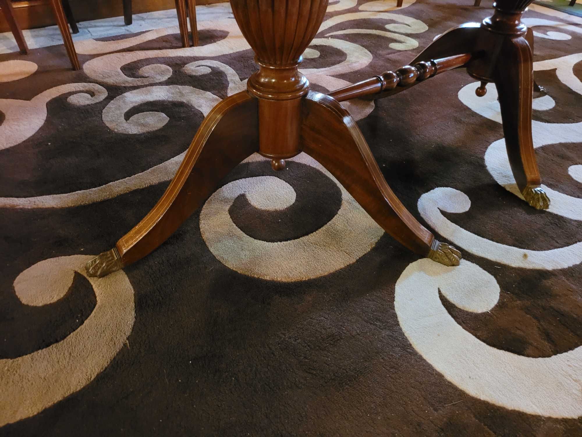 Mesa de sala extensível estilo D. Maria com dois pés de galo - Bom e