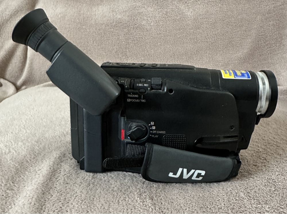 Відеокамера JVC.
