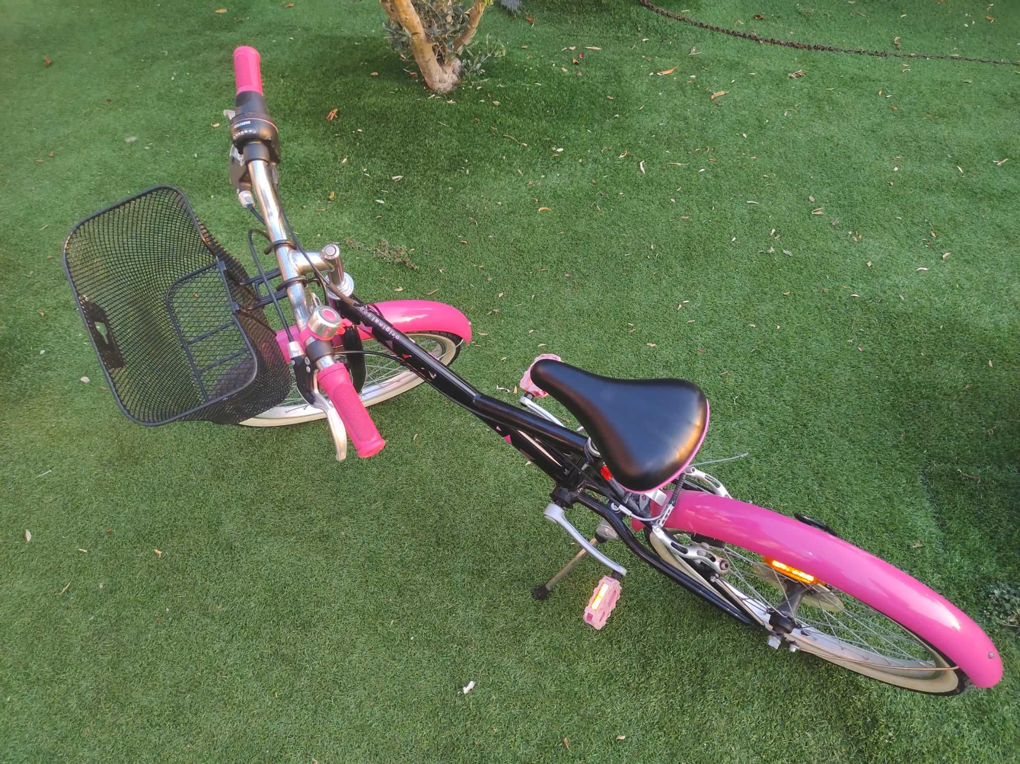 Venda bicicleta menina cor de rosa e preta, com mudanças .