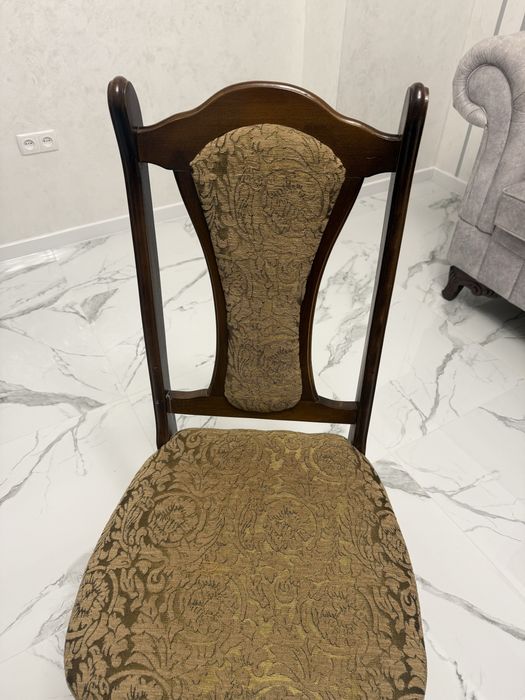 Стільчик деревяний коричневого кольору