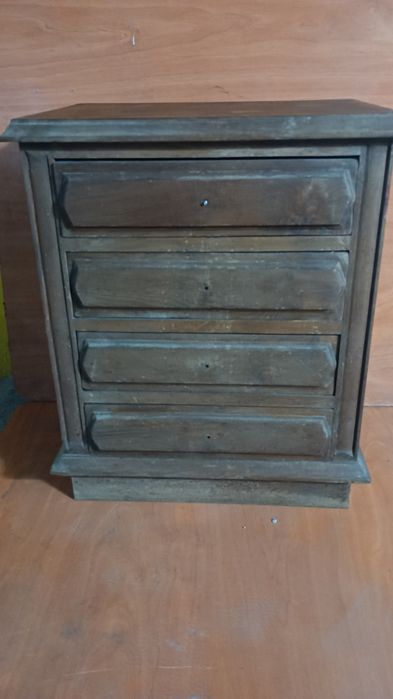 Cadeiras e mesinhas tudo