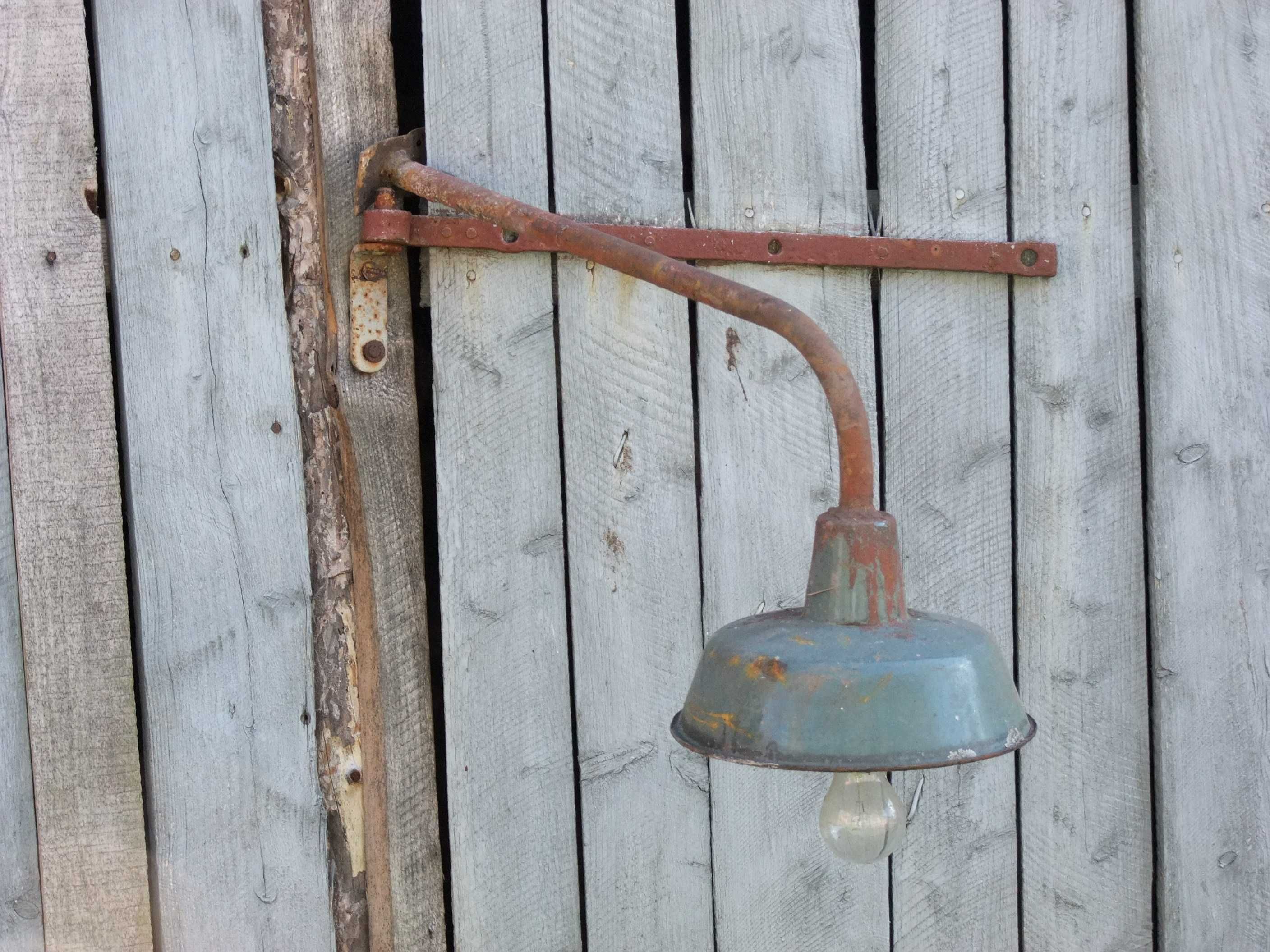 Stara lampa ogrodowa na wysięgniku