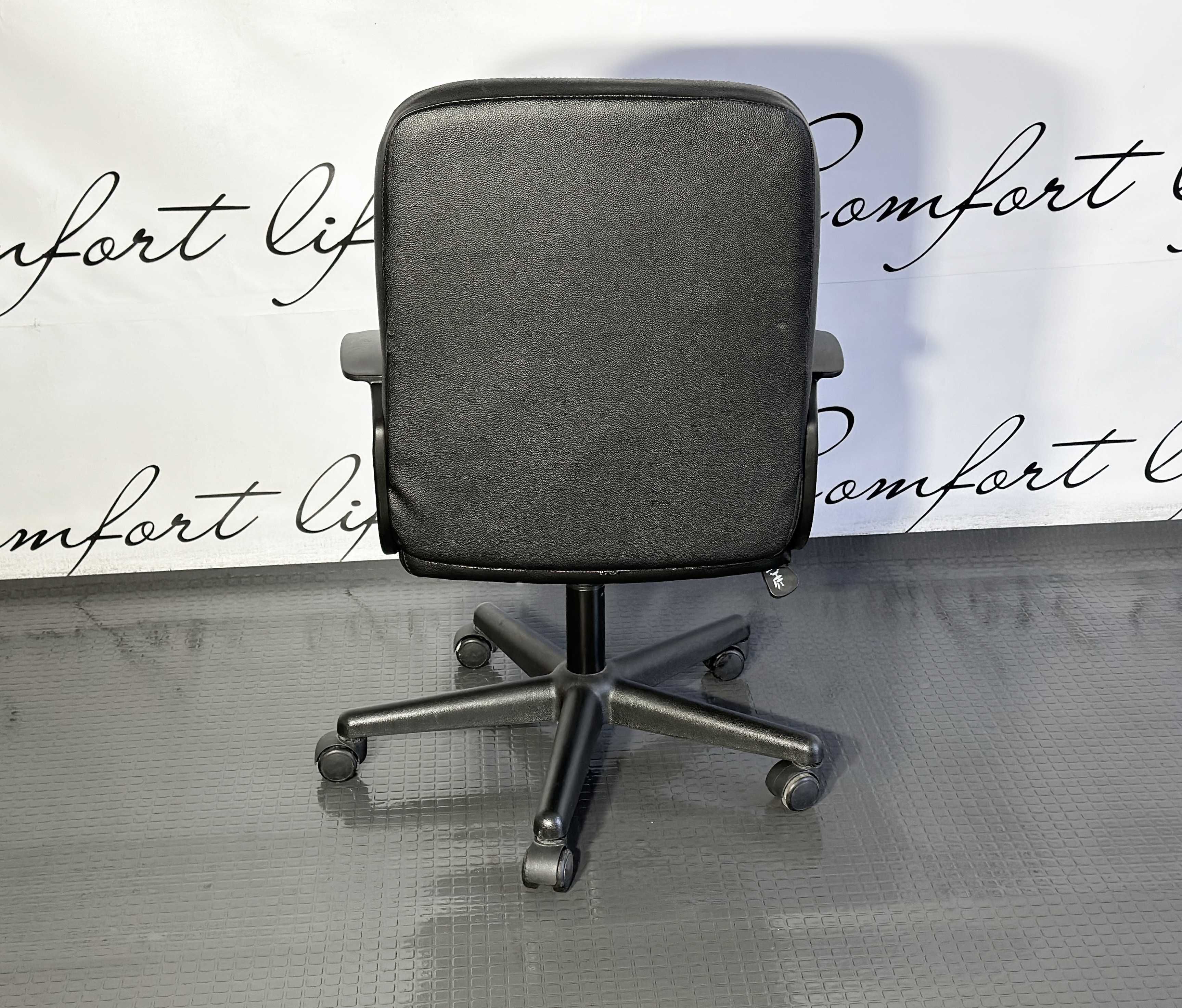 Чорне шкіряне офісне/комп'ютерне крісло /робоче крісло/меблі для офісу