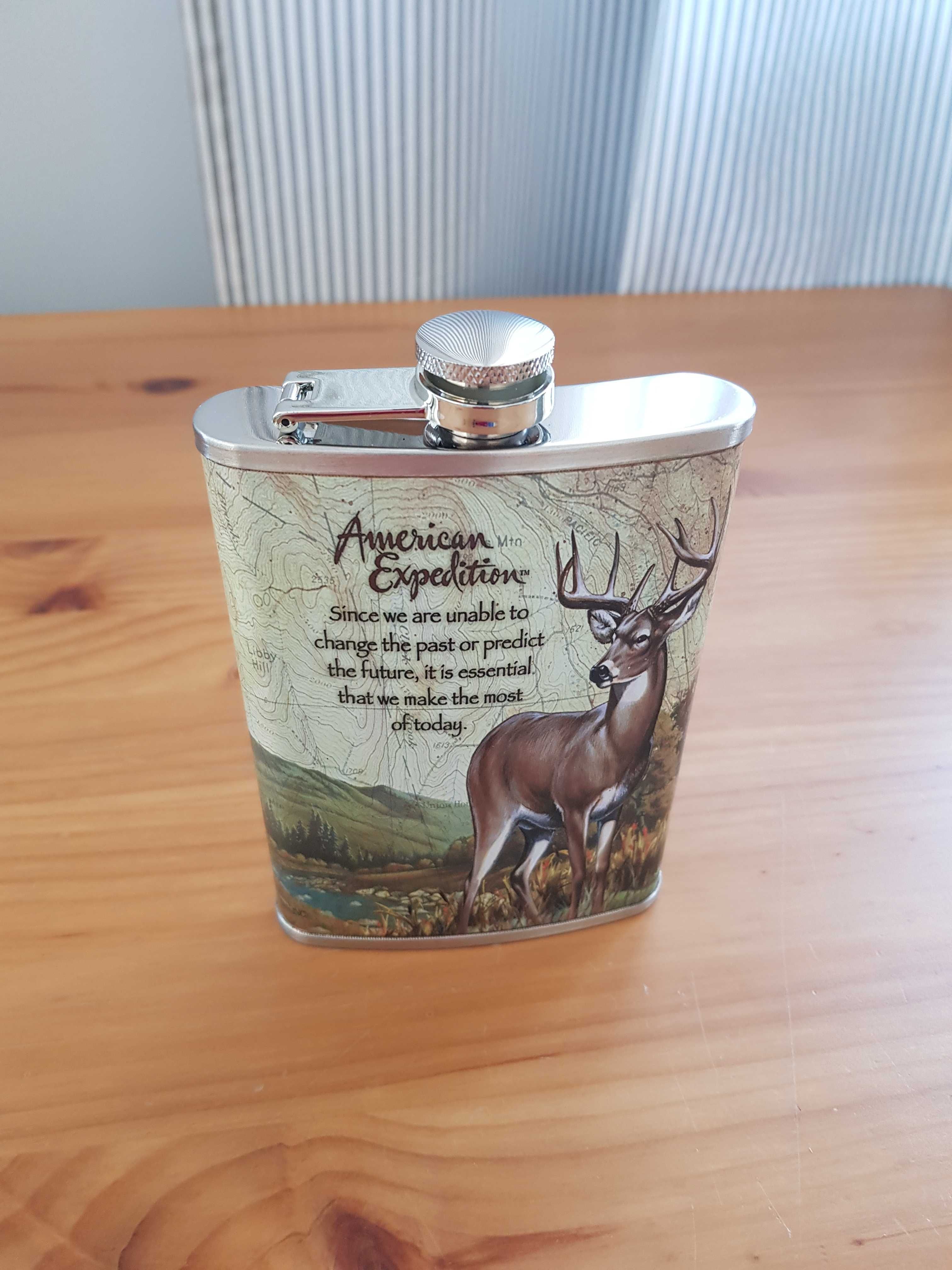 Piersiówka myśliwska z jeleniem.