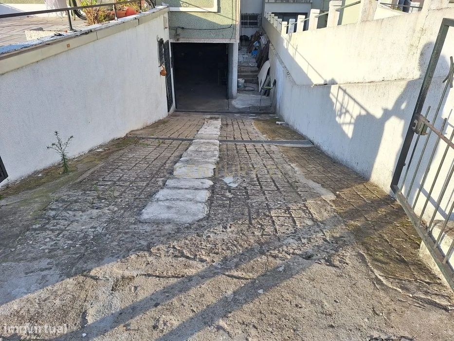 Vende-se Armazém / Garagem no Seixal