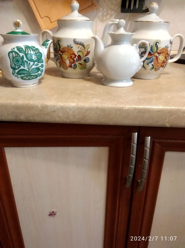 Продам  4 чайника времён СССР,сервиз,молочник и т.д