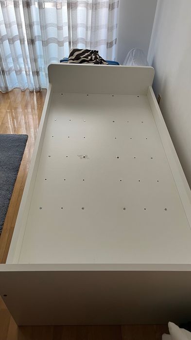 Cama de solteiro com arrumação em excelente condição