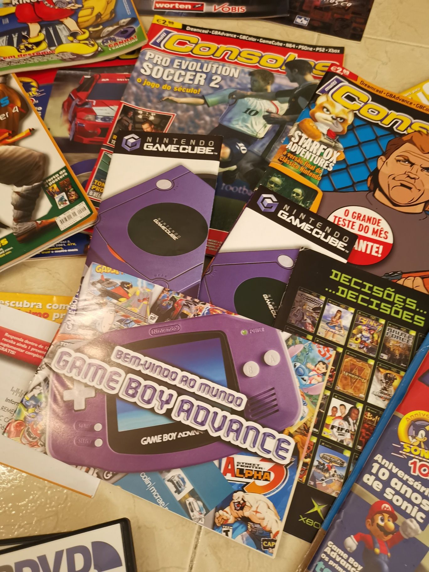 Revistas Multiconsolas e alguns folhetos e manuais Game Cube e Xbox