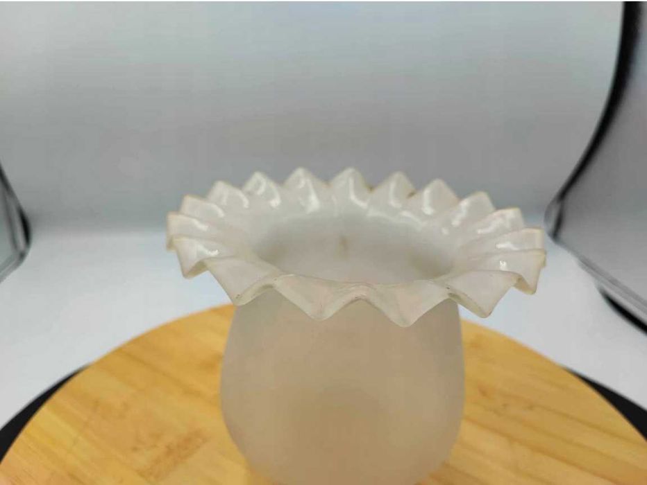 Stary klosz tulipanek na naftowa lampka kinkiet,śr.6 cm.wys.13,5