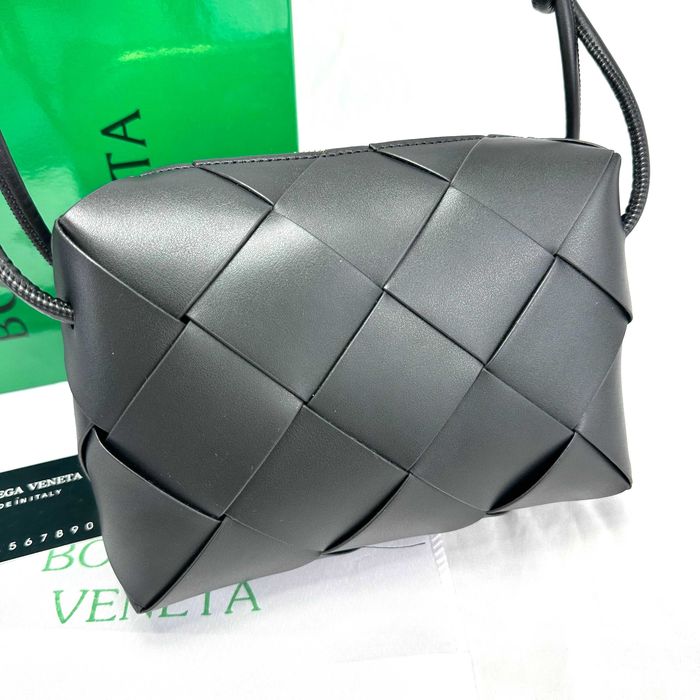 BOTTEGA VENETA Stylowa mała torba na aparat kasetowy