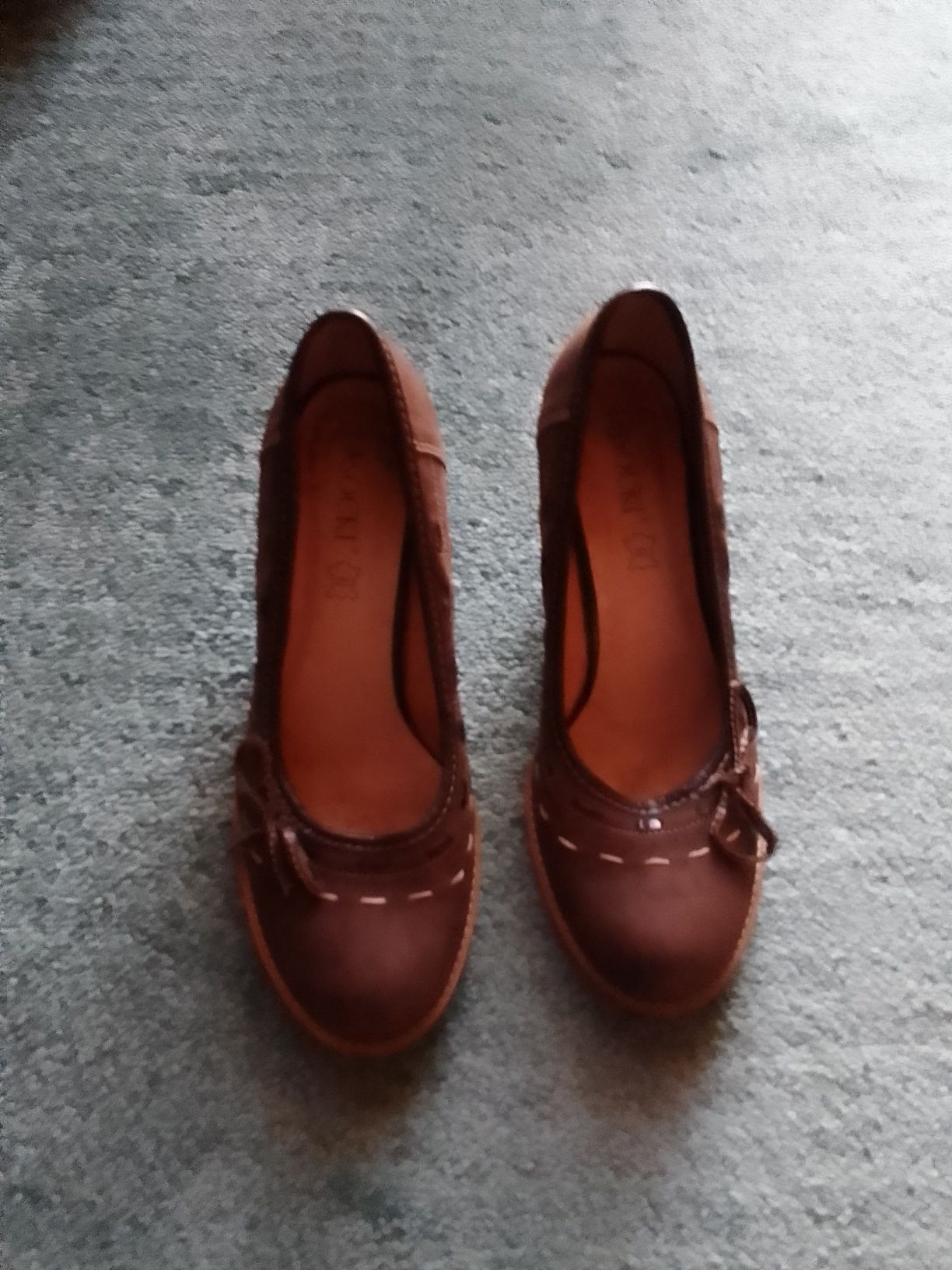 Skórzane buty na obcasie Lasocki