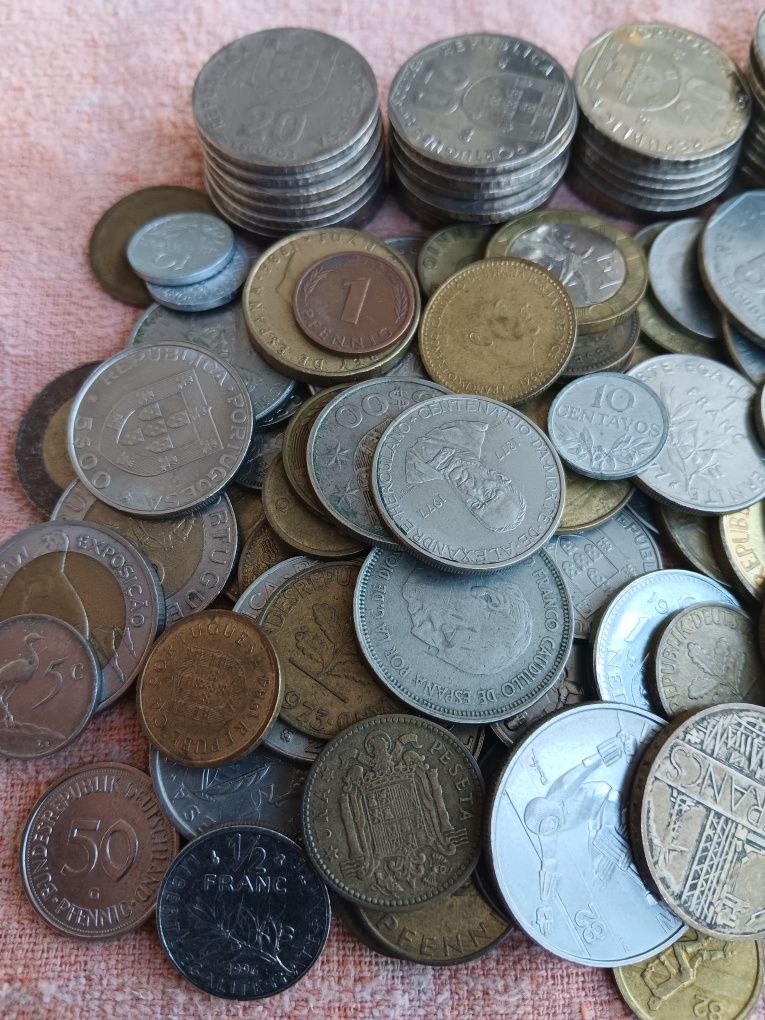 Lote com mais de 140 moedas com a maioria Portuguesasm