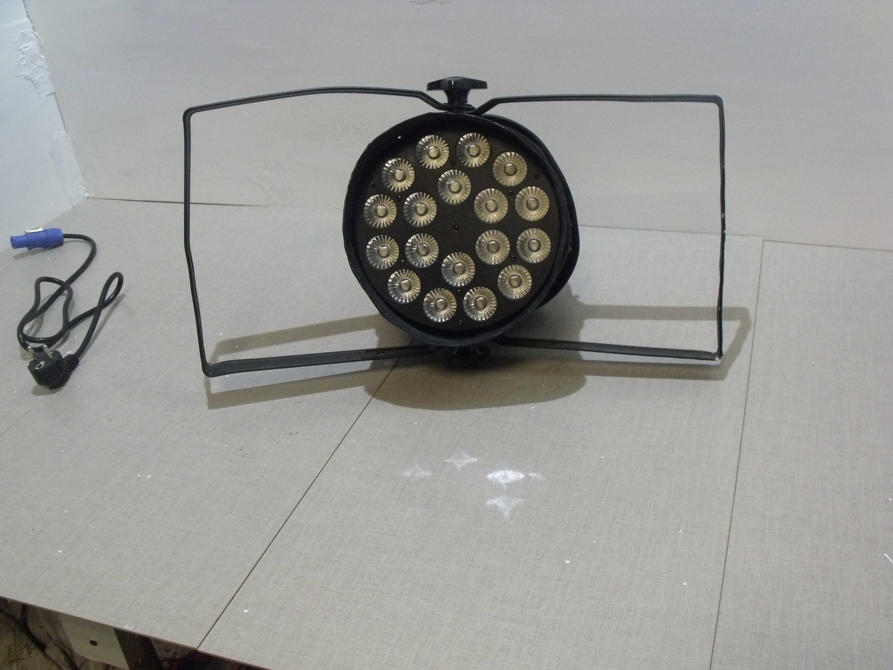 Reflektor LED PAR 64, 18 x 12 W LED 4 w 1 Beamz BPP210