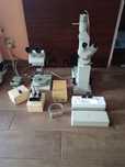 Dwa mikroskopy labolatoryjne