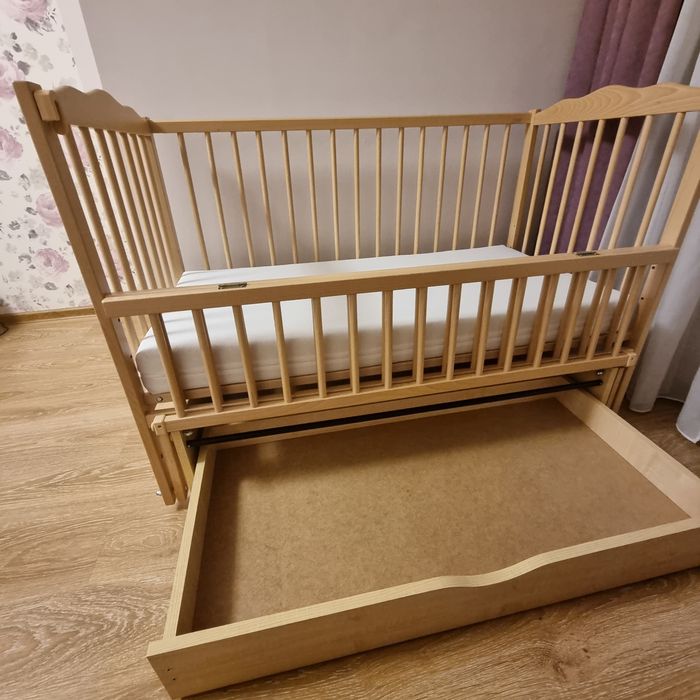 Кроватка детская в отличном состоянии .маятник+ящик+матрац кокосовый.