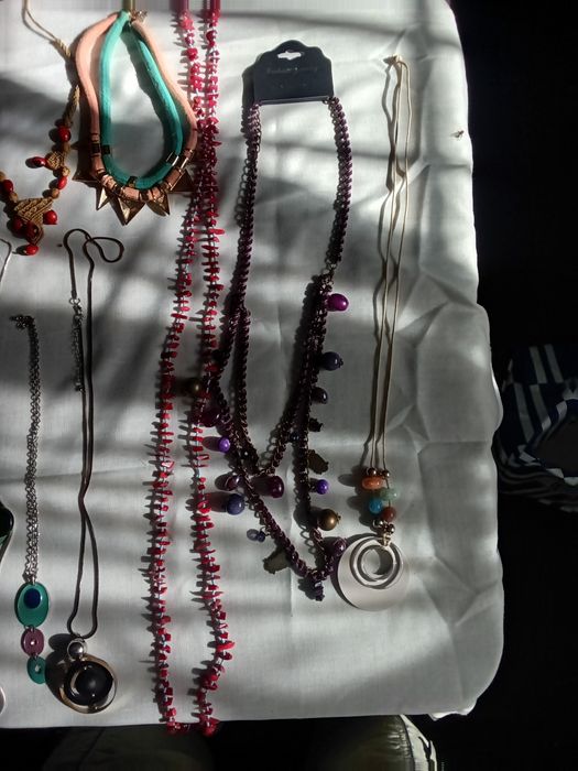 Fios antigos e braceletes em ótimo estado