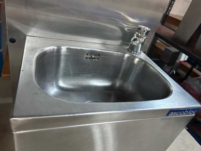 Umywalka z panelem z baterią ze stali nierdzewnej