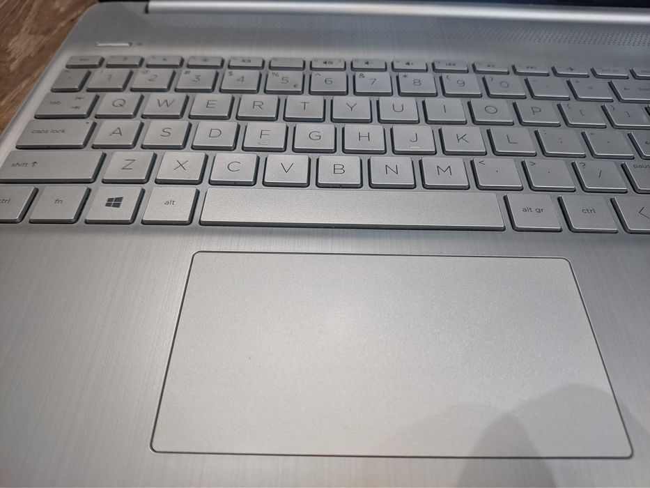 Laptop HP  15.6" Ryzen 5 4500U, 6 rdzeni, 8GB/500GB Super Stan