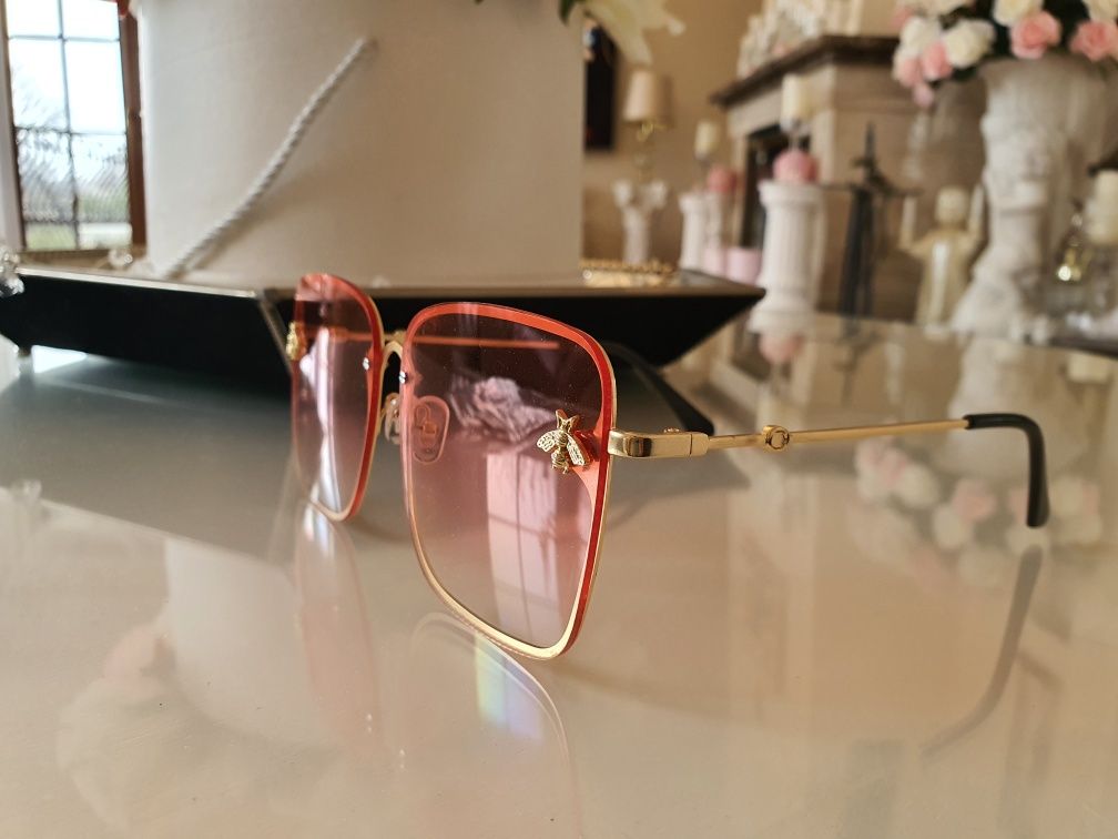 Piękne okulary przeciwsłoneczne złote różowe z muchą